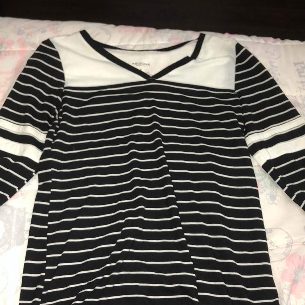 Black and white mid long sleeve shirt